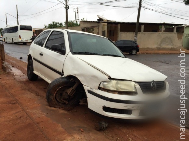 Motorista foge após colidir carro em ônibus com servidores do Detran/MS