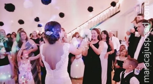 Em festa de casamento, noiva ajuda melhor amiga a "desencalhar" Em festa de casamento, noiva ajuda melhor amiga a "desencalhar"