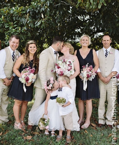 Menina de 4 anos surpreende com beijo na boca em foto de casamento Menina de 4 anos surpreende com beijo na boca em foto de casamento