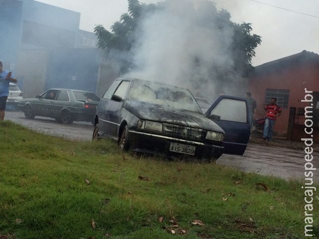 Maracaju: Veículo em chamas assustou moradores na Vila Juquita