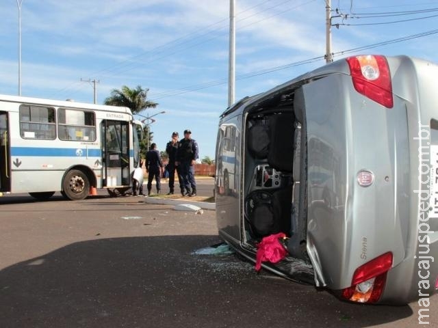 Mulher "fura" sinal vermelho, carro bate em ônibus, poste e capota