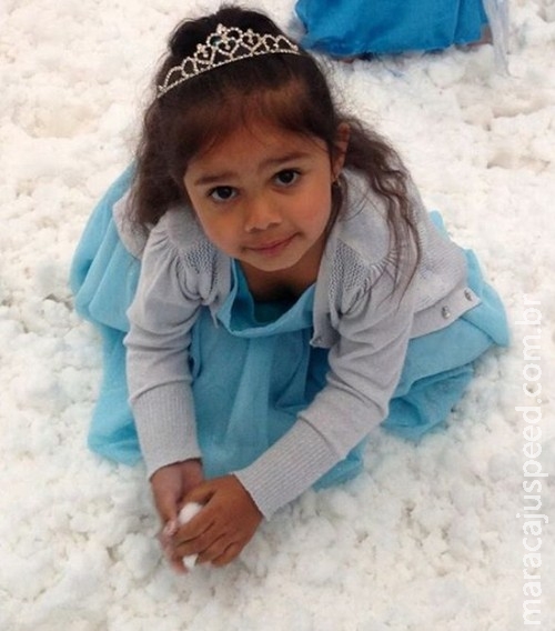 Menina se fantasia de Elsa, mas ouve: "Ela não é negra" Menina se fantasia de Elsa, mas ouve: "Ela não é negra"