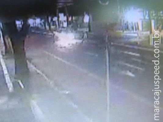 Vídeo mostra momento em que homem é atropelado e morto em Dourados Vídeo mostra momento em que homem é atropelado e morto em Dourados
