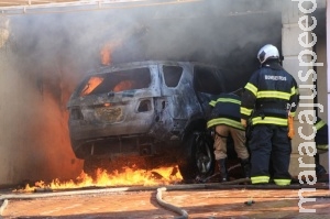 Incêndio destrói camionete e atinge garagem de casa na Capital