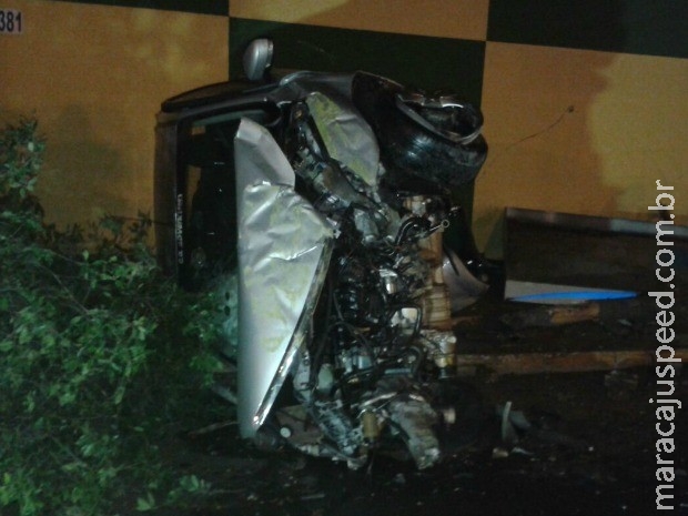 Jovem capota veículo, destrói ponto de ônibus, derruba árvore e sai ferido