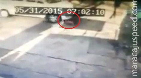 Van passa por cima de menino, que sai andando "indestrutível" Van passa por cima de menino, que sai andando "indestrutível"
