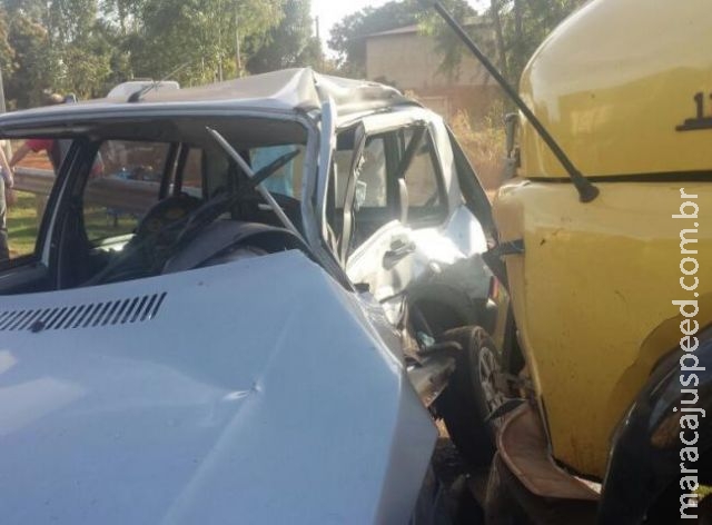 Motorista fica preso nas ferragens ao bater em caminhão na Capital