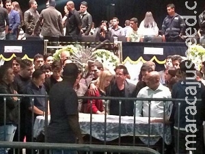 Famosos prestam homenagens a sertanejo durante velório Famosos prestam homenagens a sertanejo durante velório