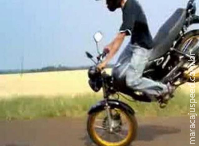 Jovem sem CNH é preso após se exibir com manobras de moto na rua