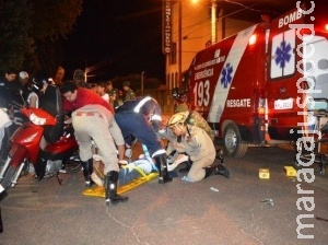 Mulher perde controle de moto, sofre queda e fica em estado grave