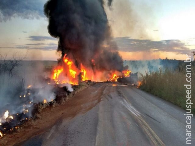 Costa Rica: Carreta carregada com 46 mil litros de diesel colide com outra carreta e explode