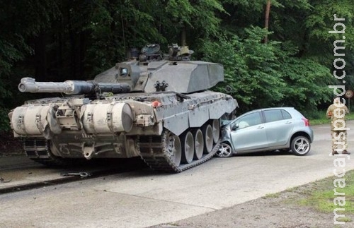 Carro é esmagado por tanque de guerra em acidente incomum