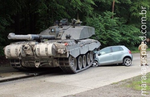 Carro é esmagado por tanque de guerra em acidente incomum Carro é esmagado por tanque de guerra em acidente incomum