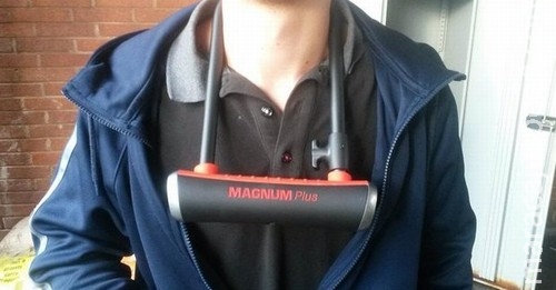 Bêbado acorda com tranca para bicicleta em torno do pescoço Bêbado acorda com tranca para bicicleta em torno do pescoço