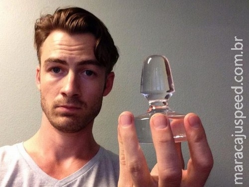 Homem que ganhou "plug erótico" da madrasta faz sucesso na internet Homem que ganhou "plug erótico" da madrasta faz sucesso na internet