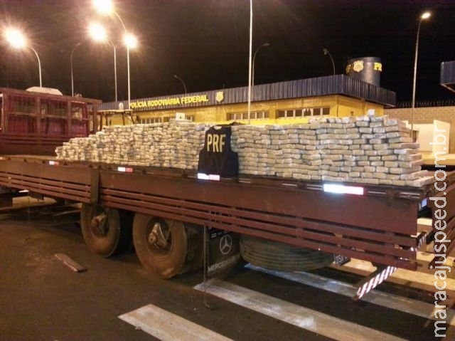 PRF descobre 660 kg de maconha em fundo falso de caminhão