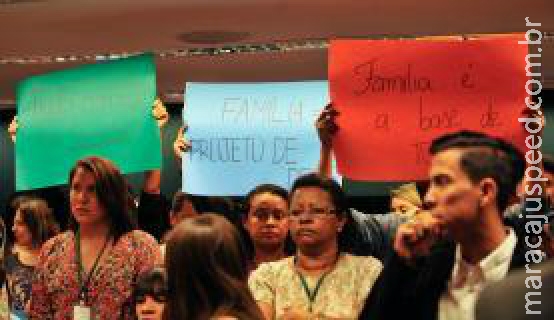 Católicos e evangélicos divergem na Câmara sobre Estatuto da Família Católicos e evangélicos divergem na Câmara sobre Estatuto da Família