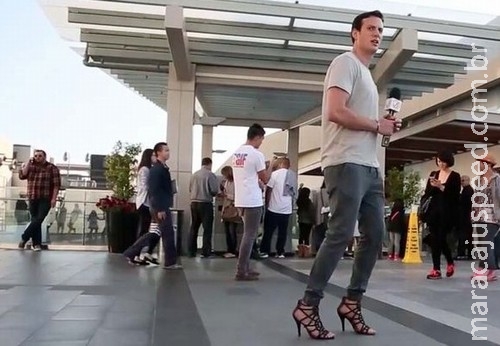 Homem tenta usar salto alto por 24 horas, mas desiste "em agonia" Homem tenta usar salto alto por 24 horas, mas desiste "em agonia"