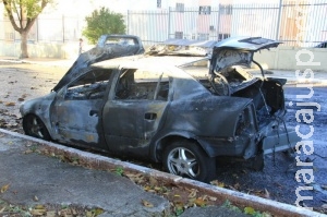 Carro é destruído por incêndio em Campo Grande