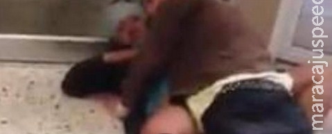 Casal é flagrado fazendo sexo em corredor de shopping Casal é flagrado fazendo sexo em corredor de shopping