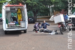 Motoentregador fica ferido após frear para não bater em camionete Motoentregador fica ferido após frear para não bater em camionete
