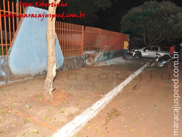Maracaju: Condutor sai da 47ª Expomara perde controle de veículo colide com árvore e muro de escola