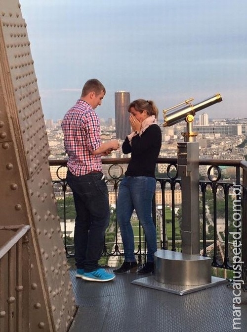 Internet busca casal que ficou noivo na Torre Eiffel Internet busca casal que ficou noivo na Torre Eiffel