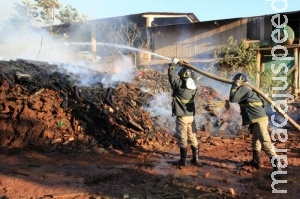 Incêndio atinge amontoado de madeiras em depósito de empresa