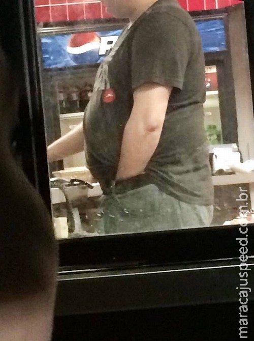 Funcionário de pizzaria é flagrado coçando partes íntimas Funcionário de pizzaria é flagrado coçando partes íntimas
