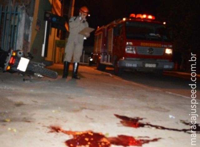 Motociclista fica gravemente ferido depois de colidir em portão