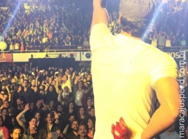 Cantor Enrique Iglesias tem os dedos cortados por drone durante show Cantor Enrique Iglesias tem os dedos cortados por drone durante show