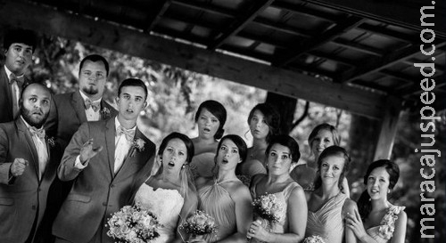 O que há por trás desses rostos assustados em foto de casamento?