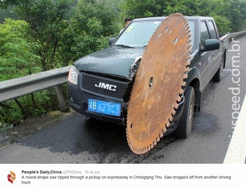 Serra circular gigante se solta de caminhão e fica cravada em carro Serra circular gigante se solta de caminhão e fica cravada em carro