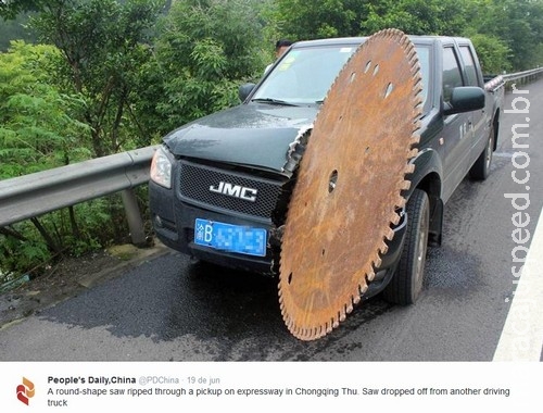 Serra circular gigante se solta de caminhão e fica cravada em carro