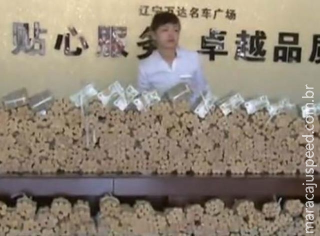 Chinês compra carro zero com 660 mil moedas Chinês compra carro zero com 660 mil moedas