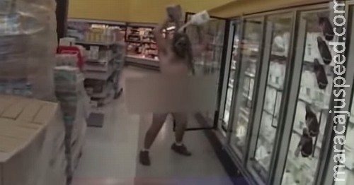 Homem nu entra em supermercado e toma "banho de leite" Homem nu entra em supermercado e toma "banho de leite"