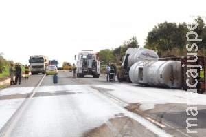 Combustível de caminhão tombado poluiu córrego Combustível de caminhão tombado poluiu córrego