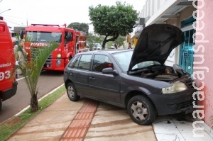 Mulher se distrai ao volante e carro colide em escritório de contabilidade