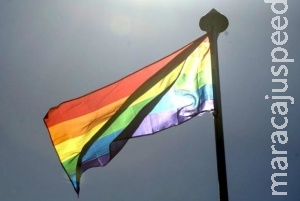 Casais homoafetivos ainda enfrentam limitações para demonstrar afeto em público