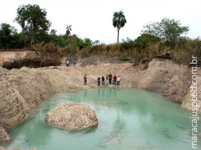 Lagoa de água cristalina é formada durante escavação no Pantanal Lagoa de água cristalina é formada durante escavação no Pantanal