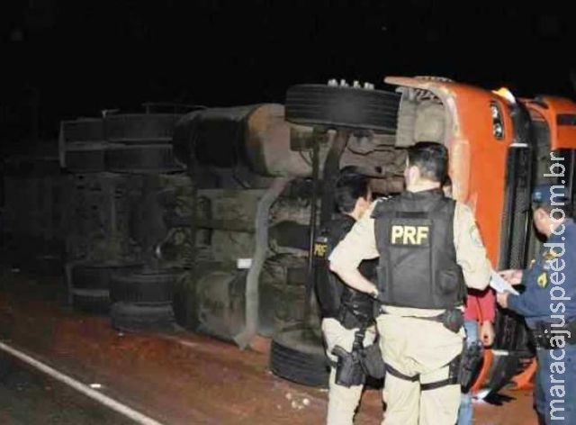 Carreta carregada com carne tomba na BR-163