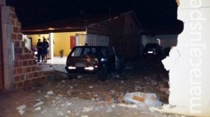 Motorista supostamente embriagado bate carro em muro e derruba portão de casa