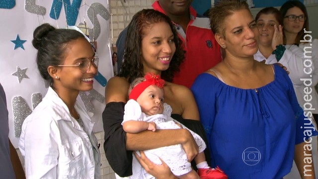 Bebê deixa hospital aos seis meses após passar por 9 cirurgias