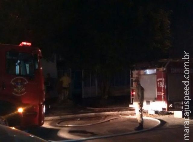 Crianças acordam de madrugada com casa em chamas e salvam os pais