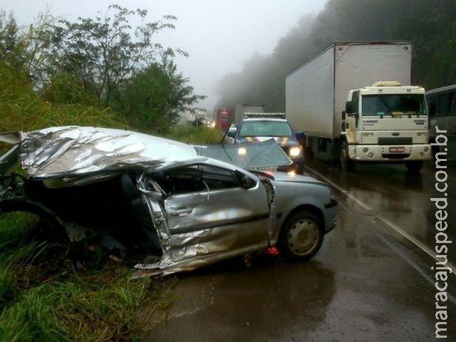 Carro parte ao meio após colisão e motorista sai ileso