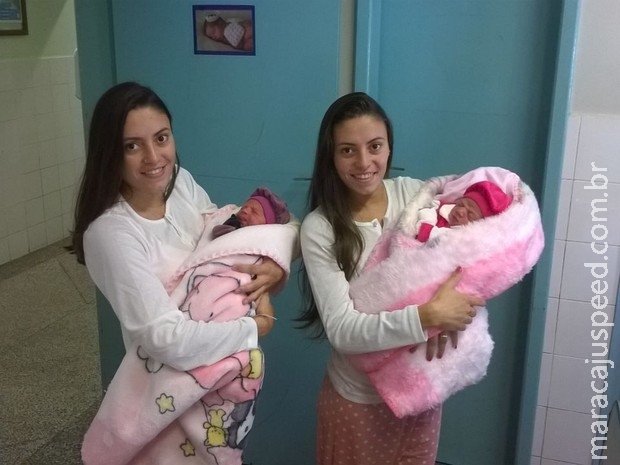 Gêmeas dão à luz juntas e de parto normal em hospital de SC Gêmeas dão à luz juntas e de parto normal em hospital de SC