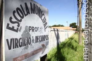 Bandidos invadem escola, incendeiam sala e picham ameaça em muro