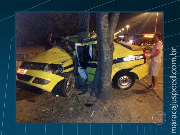 Taxista morre após perder o controle do carro e bater em poste