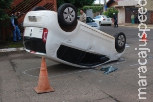 Carro capota após avançar preferencial em ruas sem sinalização Carro capota após avançar preferencial em ruas sem sinalização