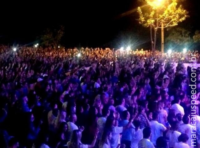 Missa de 7º dia de Cristiano Araújo atrai 8 mil e termina em show sertanejo Missa de 7º dia de Cristiano Araújo atrai 8 mil e termina em show sertanejo